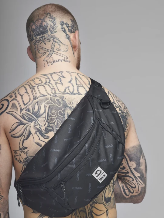 Czarna nerka MANTO PULSE XXL noszona na piersi w stylu crossbody