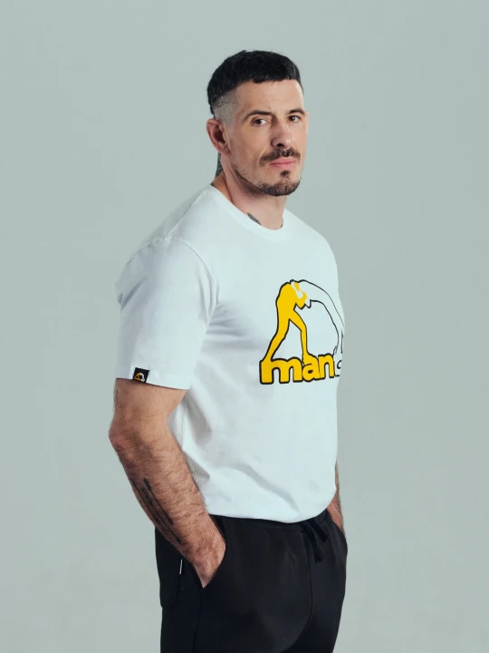 Biały t-shirt męski MANTO LOGO zaprezentowany na modelu – stylizacja streetwear