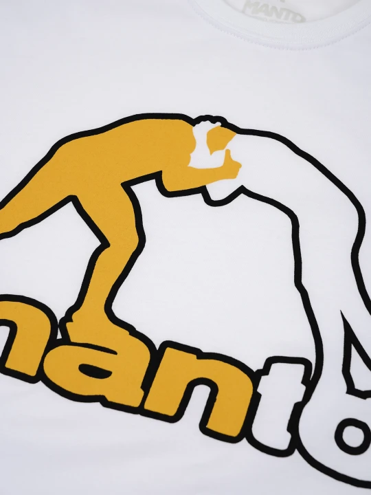 Zbliżenie na żółto-czarny nadruk graficzny z logo MANTO na piersi białego t-shirtu