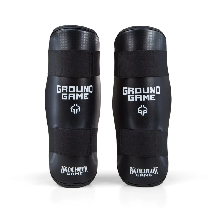 Para czarnych ochraniaczy piszczeli Ground Game Cyborg – widok z przodu