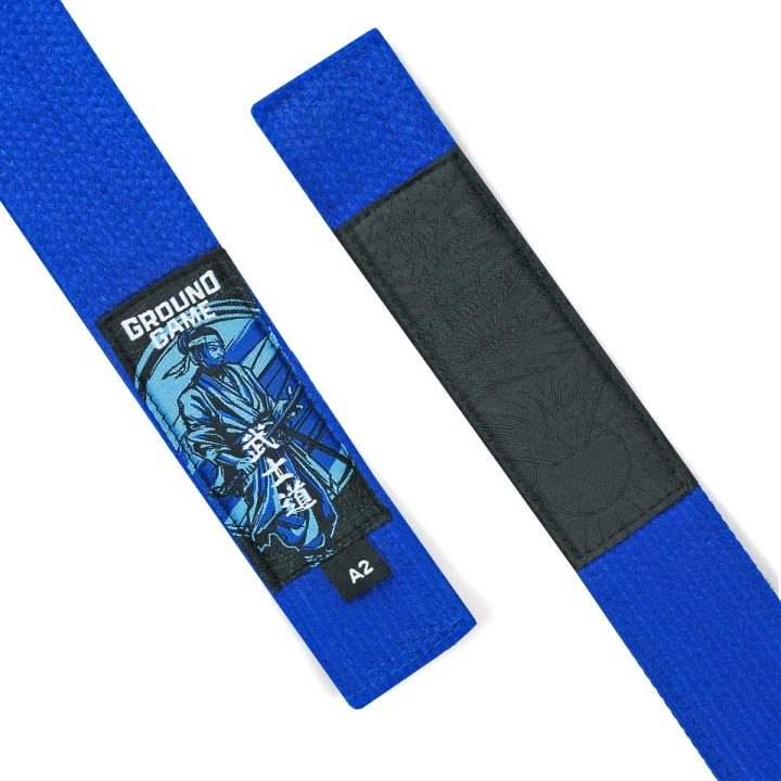 Czarny panel na belki ze zdobieniem w niebieskim pasie do BJJ Ground Game