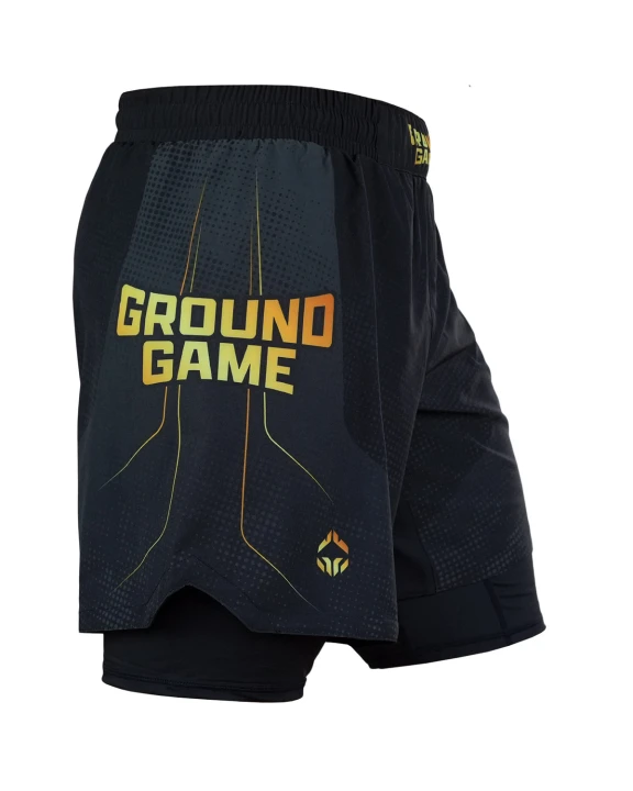 Lewy bok spodenek 2w1 Ground Game Gold 2.0 z żółto-złotym logo marki