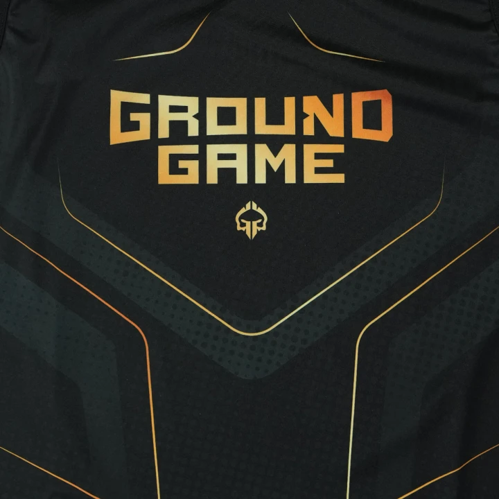 Złote logo Ground Game nadruk na piersi tank topu Gold 2.0 detal