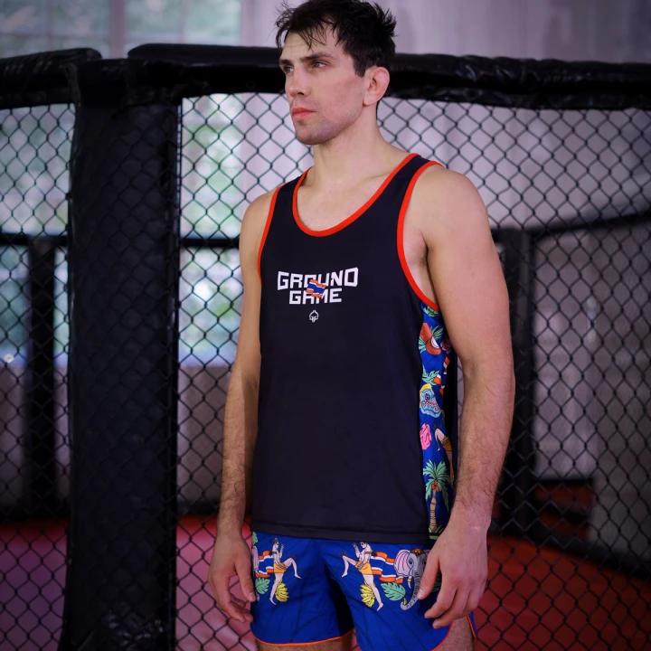 Męska koszulka bez rękawów Ground Game Bangkok na zawodniku w klatce MMA
