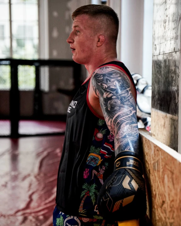 Sportowy tank top Ground Game Bangkok profil zawodnika na treningu