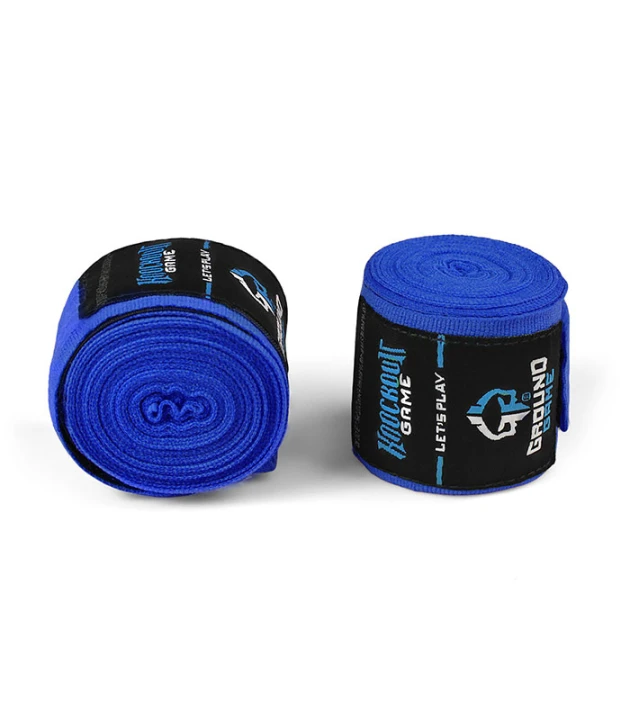 Niebieskie owijki bokserskie Ground Game Classic 2,5m zwinięte w rolki z logo