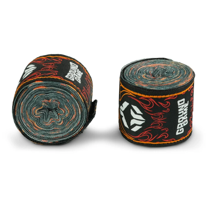 Zwińka bandaży bokserskich 4 m Ground Game Flames w kolorze czarnym z pomarańczowym wzorem