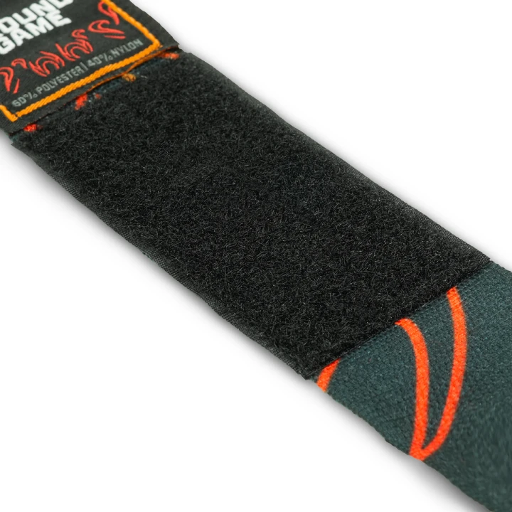 Zbliżenie na mocne zapięcie na rzep w bandaży bokserskim Ground Game Flames