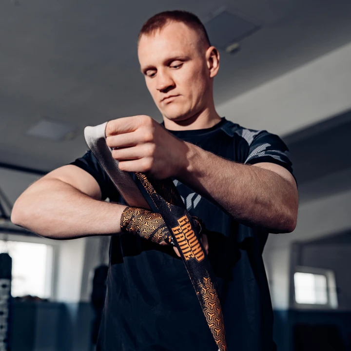 Dokładne owijanie nadgarstka bandaży bokserskich Ground Game Samurai 4m