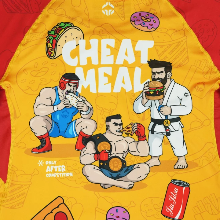 Zbliżenie na nieścieralną grafikę sublimacyjną Cheat Meal z tyłu rashguardu Ground Game