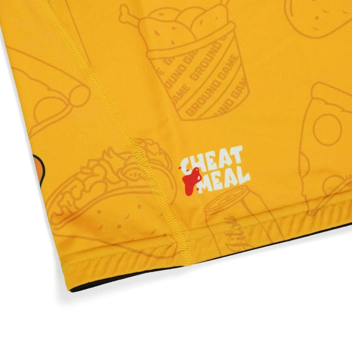 Płaskie szwy i wykończenie materiału rashguardu Ground Game Cheat Meal