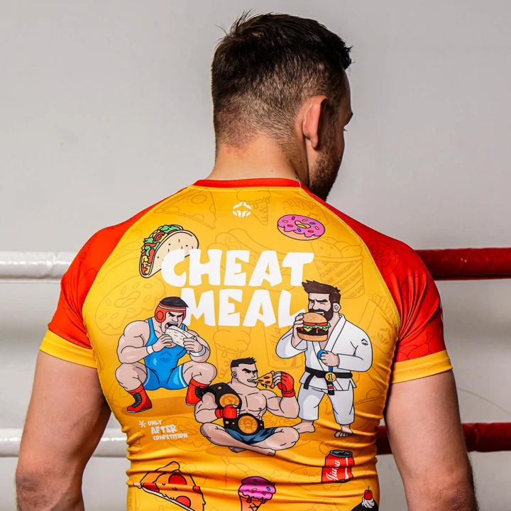 Zawodnik na ringu w rashguardzie Ground Game Cheat Meal krótki rękaw – tył