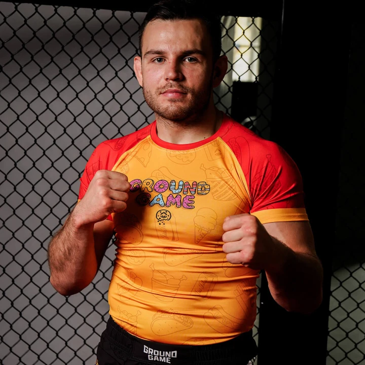 Męski rashguard Ground Game Cheat Meal na zawodniku – ujęcie z przodu