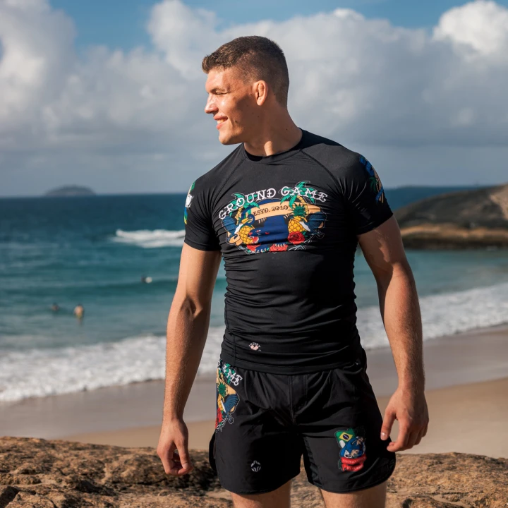 Kompresyjny rashguard Ground Game Injury Collector z krótkim rękawem na modelu
