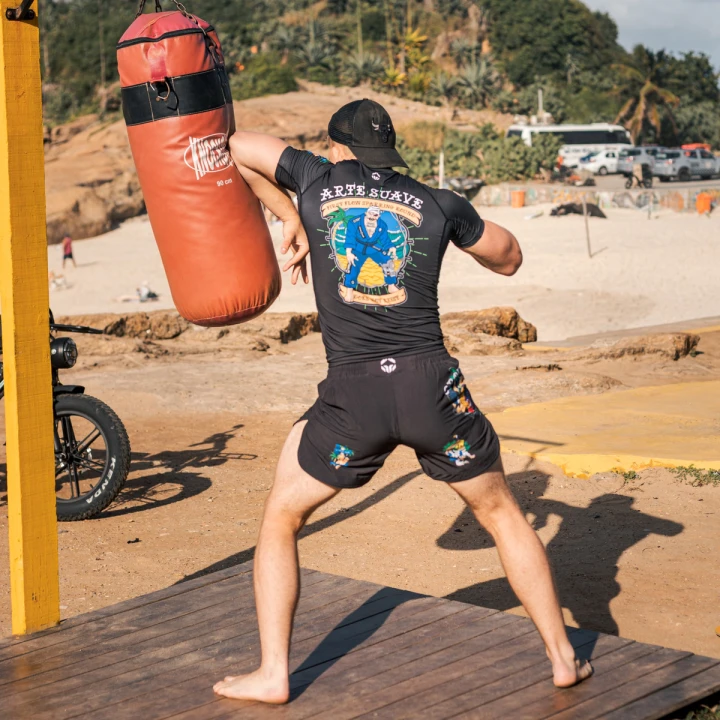 Rashguard do BJJ i MMA Ground Game Injury Collector w trakcie treningu plenerowego