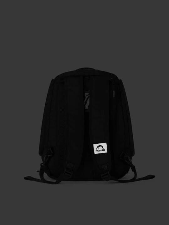 Czarny plecak sportowy MANTO CIRCLE Blackout 45L widok na ciemnym tle