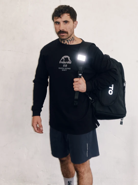 Wielofunkcyjny plecak sportowy MANTO CIRCLE XL trzymany w dłoni