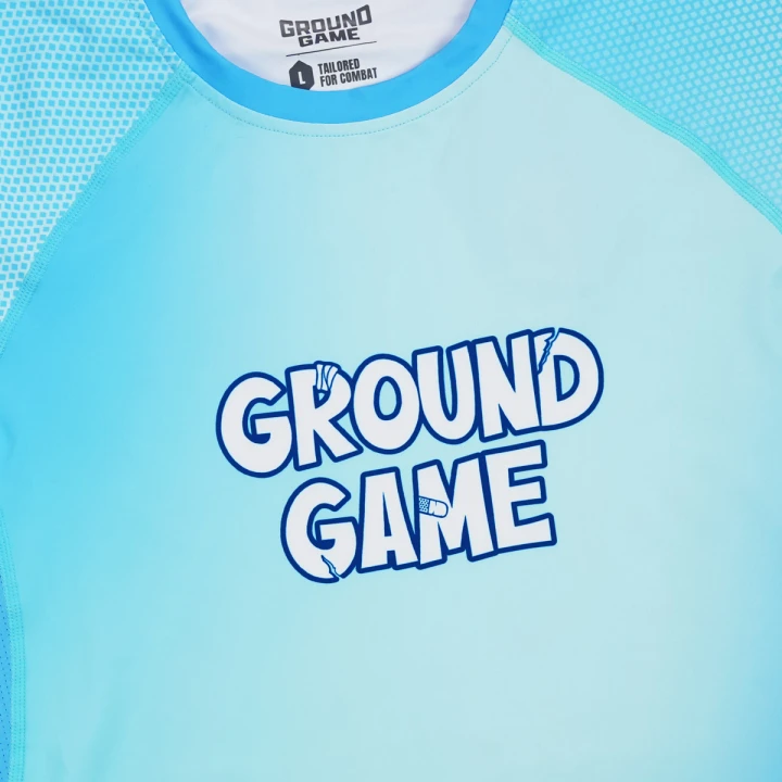 Wykończenie dekoltu i logo Ground Game w rashguardzie kompresyjnym Friends Forever