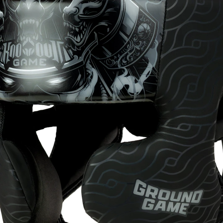 Kask bokserski Ground Game Samurai Shadow detale obszycia i logo marki