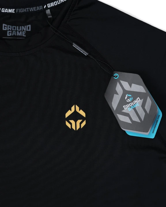 Detale i wykończenie kołnierza rashguarda Ground Game Essential Gold