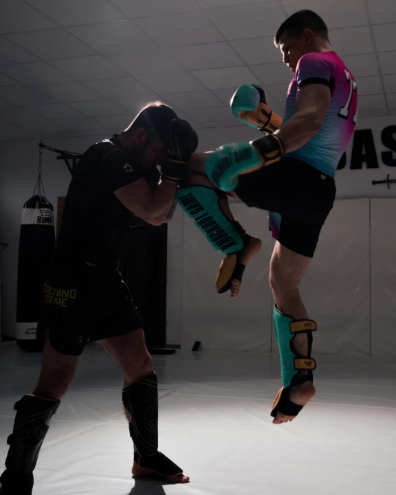 Zawodnicy podczas sparingu kickboxing w rękawicach bokserskich Ground Game Prime Green
