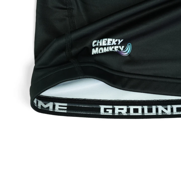Detal silikonowego wykończenia Wrapstrap u dołu rashguarda Ground Game