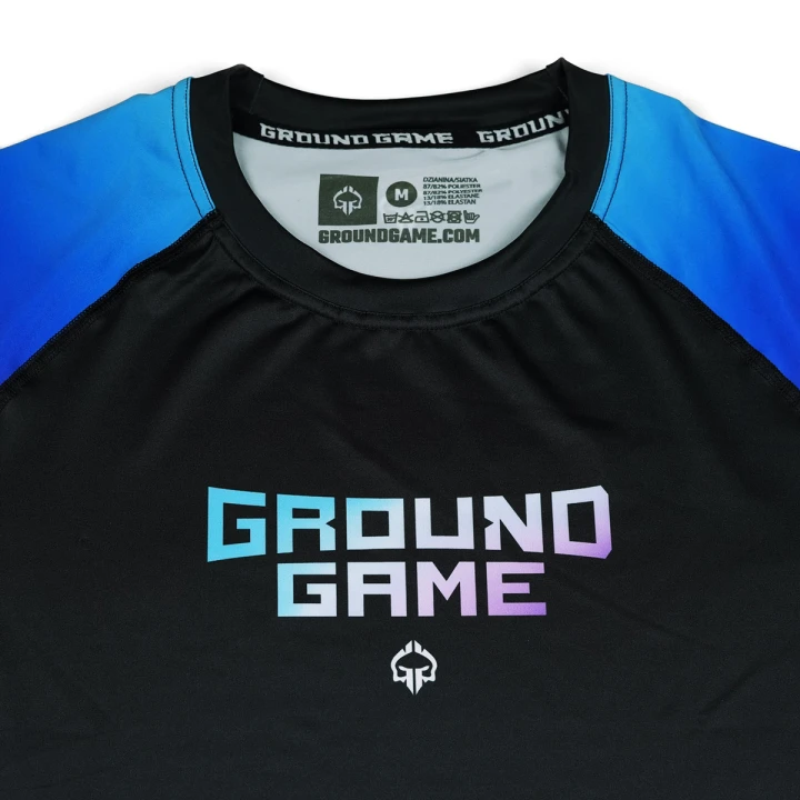 Zbliżenie na logo Ground Game i kark w rashguardzie Cheeky Monkey