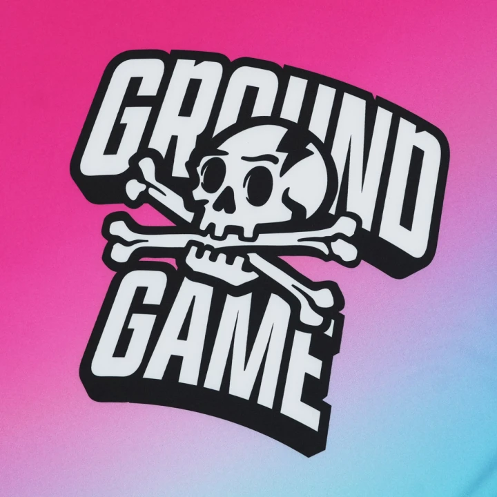 Detal z logo marki Ground Game i czachą na różowo-niebieskim tle rashguarda Thunders
