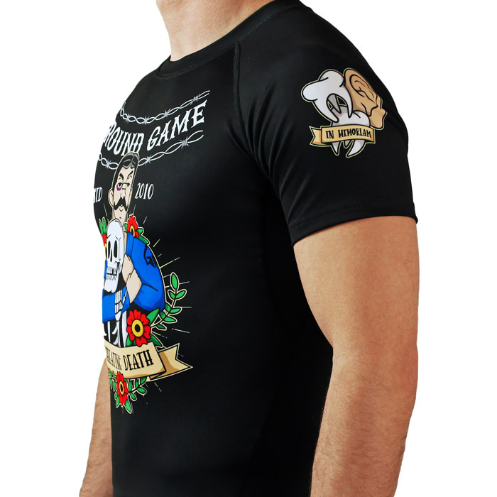 Męski rashguard Ground Game Oldschool ujęcie z przodu i z boku na ramie