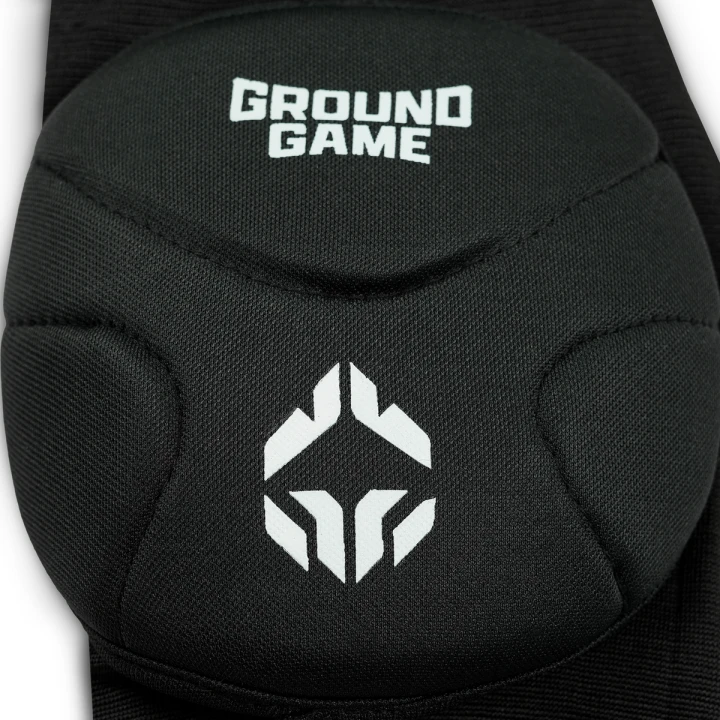 Zbliżenie na profilowaną wkładkę ochronną z pianki EVA w nakolannikach Ground Game Logo