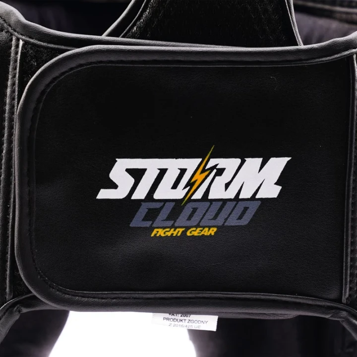 Kask StormCloud Lynx – zbliżenie na detale i logo producenta na tylnym rzepie