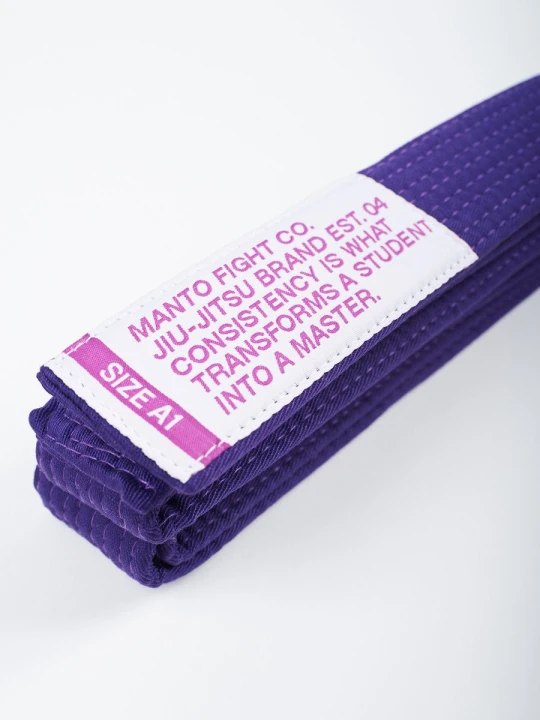 Żakardowa naszywka MANTO na purpurowym pasie do Jiu Jitsu