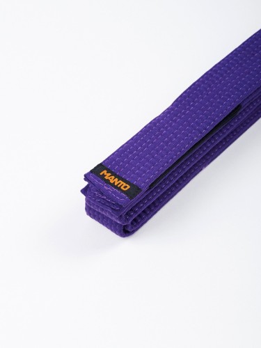 Pas do BJJ MANTO LABEL purpurowy zbliżenie na żakardową naszywkę