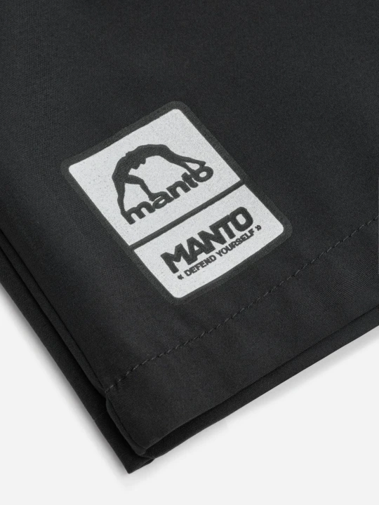 Czarno-biała naszywka z logo MANTO na nogawce spodenek PULSE