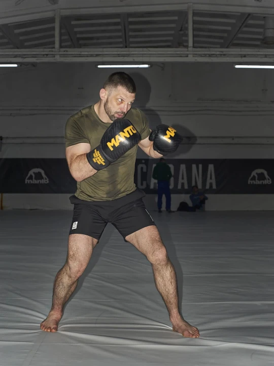 Trening w spodenkach sportowych MANTO PULSE czarne i rękawicach bokserskich