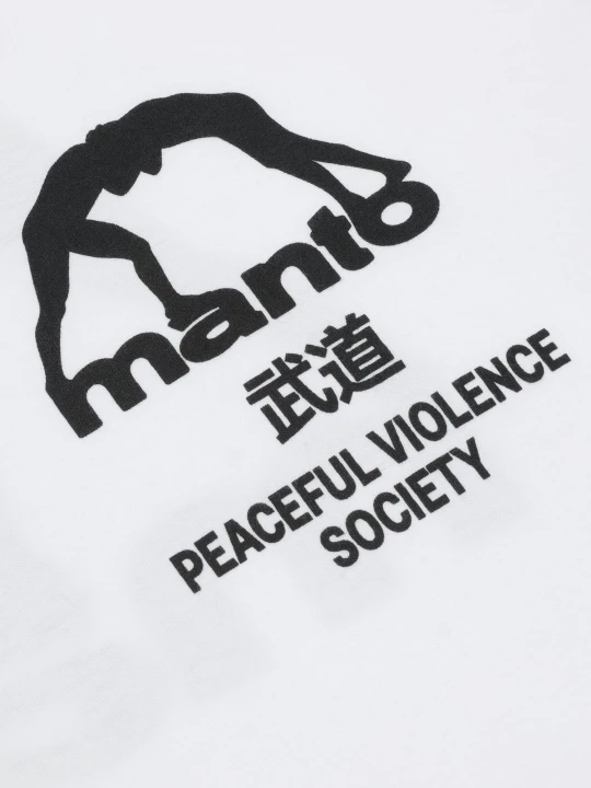 Zbliżenie na nadruk MANTO Peaceful Violence Society na białej koszulce