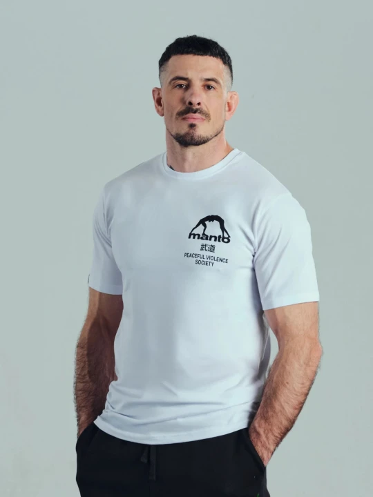 Model w białej koszulce MANTO SOCIETY przód