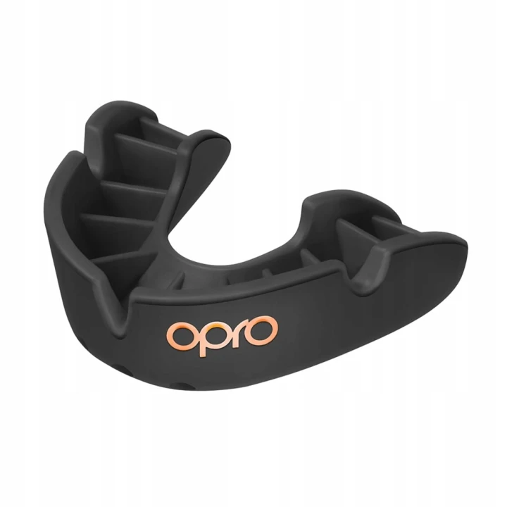 Czarny ochraniacz na zęby OPRO Bronze Gen5 z widocznym logo marki oraz żebrami formującymi
