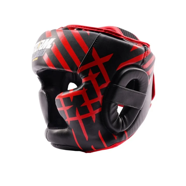 Kask bokserski StormCloud Lynx czarno-czerwony – ujęcie z przodu pod kątem